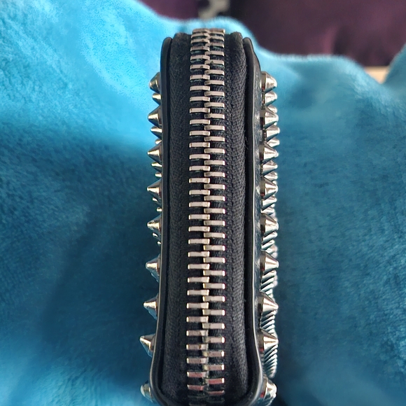 CHRISTIAN LOUBOUTIN Studded Black Wallet with classic Red Zipper Pull - Picture 3 of 14